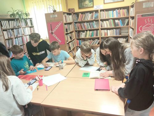 lekcja biblioteczna, która stanowiła podsumowanie pracy z lekturą „Skrzynia Władcy Piorunów”.
