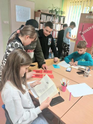 lekcja biblioteczna, która stanowiła podsumowanie pracy z lekturą „Skrzynia Władcy Piorunów”.
