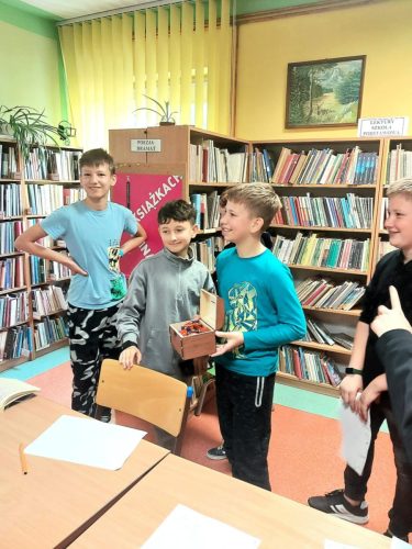 lekcja biblioteczna, która stanowiła podsumowanie pracy z lekturą „Skrzynia Władcy Piorunów”.