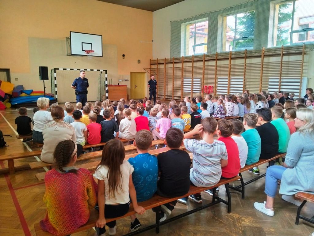 Spotkanie uczniów kl. 1 – 3 z policjantem. Prelekcja nt. bezpieczeństwa.