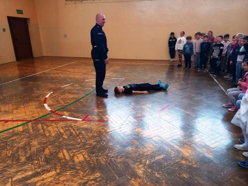 Prelekcja policjanta nt. bezpieczeństwa podczas ferii