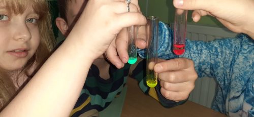 doświadczenia związane ze zjawiskiem fluorescencji oraz elektrostatyką
