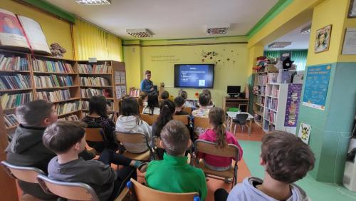 Zajęcia biblioteczne poświęcone korzystaniu z katalogu online.