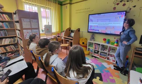 Zajęcia biblioteczne poświęcone korzystaniu z katalogu online.