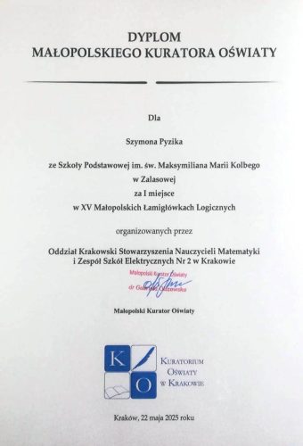 Dyplomy Małopolskiego Kuratora Oświaty i nagrody dla drużyny z Zalasowej za zajęcie I miejsca w XV Małopolskich Łamigłówkach Logicznych