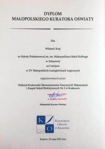 Dyplomy Małopolskiego Kuratora Oświaty i nagrody dla drużyny z Zalasowej za zajęcie I miejsca w XV Małopolskich Łamigłówkach Logicznych