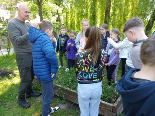 Wycieczka kl. 2ab oraz kl. 3b do ogrodu edukacyjnego w Rzuchowej