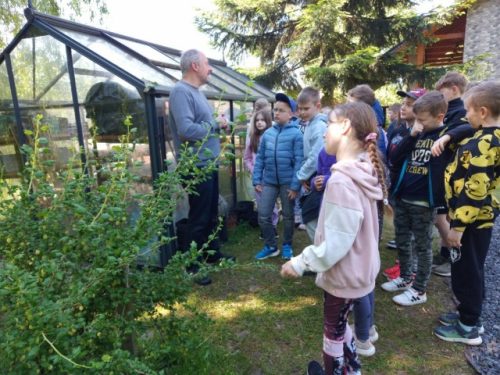 Wycieczka kl. 2ab oraz kl. 3b do ogrodu edukacyjnego w Rzuchowej