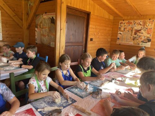 uczniowie klas trzecich wzięli udział w wycieczce do Edukacyjnego Ośrodka Plenerowego Frankówka Mała w Cichawce oraz EKOmuzeum w Sobolowie