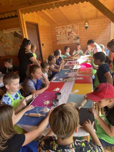 uczniowie klas trzecich wzięli udział w wycieczce do Edukacyjnego Ośrodka Plenerowego Frankówka Mała w Cichawce oraz EKOmuzeum w Sobolowie