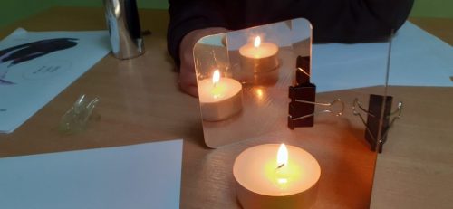 Uczniowie korzystający ze świetlicy wykonywali doświadczenia związane z właściwościami luster