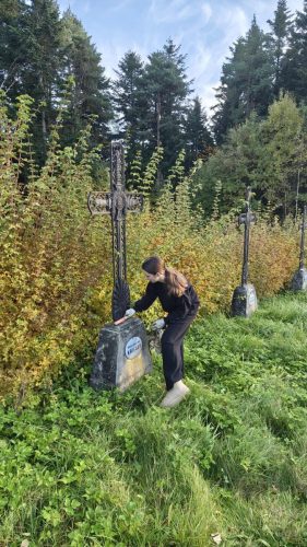 uczniowie klas 8a i 8b wraz z opiekunami postanowili uporządkować cmentarz wojenny nr 166 w Zalasowej