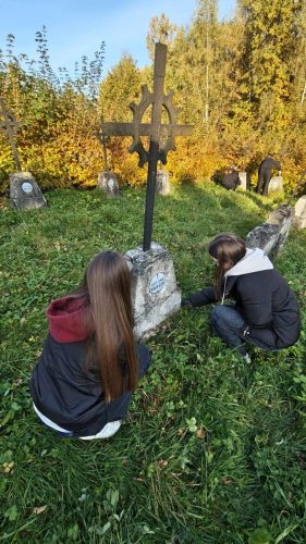 uczniowie klas 8a i 8b wraz z opiekunami postanowili uporządkować cmentarz wojenny nr 166 w Zalasowej