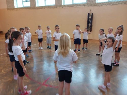 Uczniowie kl. 1a wykonali drugie zadanie w ramach realizowanego projektu.