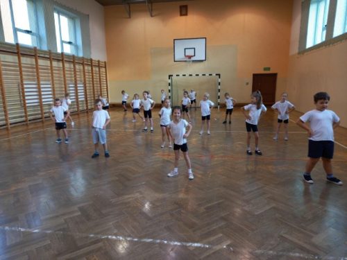 Uczniowie kl. 1a wykonali drugie zadanie w ramach realizowanego projektu.